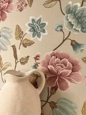 Produktbild von NEWROOM Tapete Beige Vliestapete Blumen - Blumentapete Floral Rosa Grau Rosen Blätter Rosentapete Romantisch Floral