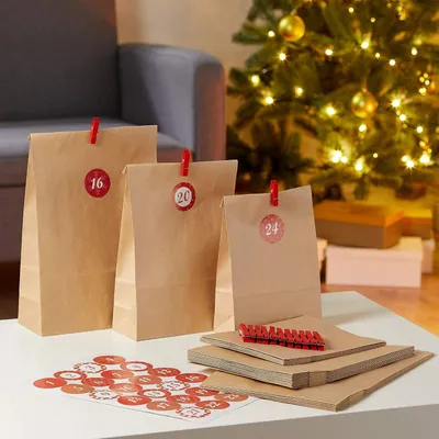 Imagen del producto de Bolsitas para calendario de adviento - Juego de 72 unidades - Clips - Calcomanías con números y 24 bolsitas en tres tamaños