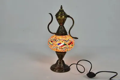 Zdjęcie produktu dla Ręcznie wykonana turecka lampka stołowa typu "ibrik" w wielokolorowym wzorze – orientalna lampka nocna, idealna do stworzenia nastrojowego oświetlenia