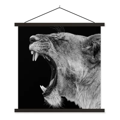 Produktbild von MuchoWow® Textilposter Tiere - Löwe - Schwarz - Weiß - Porträt 90x90 cm mit schwarzem Rahmen - Magnetisches
