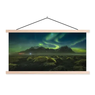 Produktbild von MuchoWow® Textilposter Nordlichter - Auto - Island 150x75 cm mit holzfarbenen Rahmen - Plakate