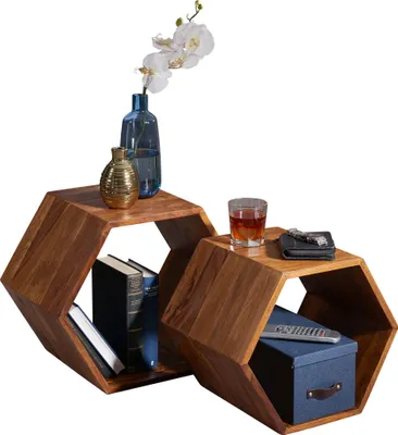 Beistelltisch 2er Set Sheesham in Gesamtansicht mit hexagonalen Formen und Dekoration.