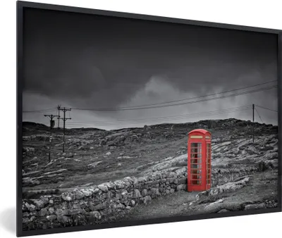 Produktbild von MuchoWow® Gerahmtes Poster Schwarz-Weiß-Foto einer britischen Telefonzelle 60x40 cm - Poster mit Schwarzem Bilderrahmen Wandposter Rahmen Foto Bilder - Printing - Wanddeko Schlafzimmer