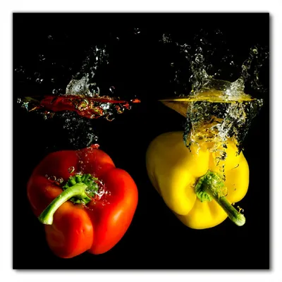 Produktbild von Wallario selbstklebende Möbelfolie/ Tischdecke für Innen und Außen, Größe: 60 x 60 cm - Bunte Küche Paprika in rot gelb orange und grün im Wasser
