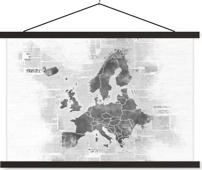 Produktbild von MuchoWow® Textilposter Europakarte auf Zeitungspapier - schwarz und weiß 120x80 cm mit schwarzem Rahmen - Wanddeko