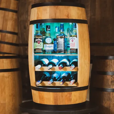 Produktbild von Creativecooper Weinregal - Weinbar - Weinschrank Mini Bar - Weinschrank Mann und Frau - Barschrank mit LED-Leuchten - 80cm hoch - Retro deko Bar Regal - Hausbar Theke - Weinfass - Fass bar - Fassbar - Fassmöbel (Eiche) - ein Möbel für Liebhaber von Bier, Whisky und Wein - Geschenk für einen Mann