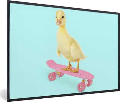 Produktbild von MuchoWow® Gerahmtes Poster Ente - Küken - Skateboard - Blau - Rosa 90x60 cm - Poster mit Schwarzem Bilderrahmen Wandposter Rahmen Foto Bilder - Fotorahmen - Foto-Plakat