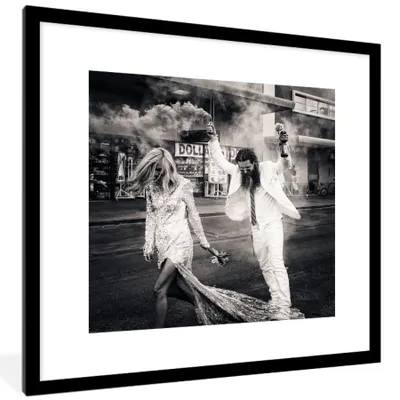 Produktbild von MuchoWow® Gerahmtes Poster Las Vegas - Party - Ehepaar - Schwarz und weiß 40x40 cm - Poster mit Schwarzem Bilderrahmen Wandposter Rahmen Foto Bilder - Poster - Plakat im Rahmen