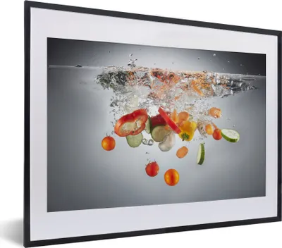 Produktbild von MuchoWow® MuchoWow® Gerahmtes Poster Gemüse - Wasser - Gurke 40x30 cm - Poster mit zchwarzem Bilderrahmen - Bilderrahmen - Poster im Rahmen