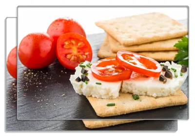 Produktbild von Wallario Frühstücksbrettchen 2er Set aus Glas, je 20 x 30 cm, mit rutschfesten Füßen, Motiv Frisches Knäckebrot mit Tomaten und Käse