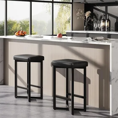 Imagen del producto de Juego de 2 taburetes de bar – Taburetes de cocina de 62 cm de altura, sin respaldo, tapizados en cuero sintético (PU), estructura de metal con diseño en forma de "X" y reposapiés, ideales para barras y comedores – Color