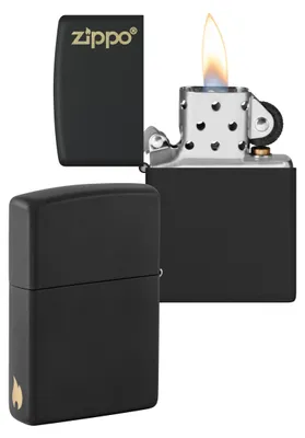 Productafbeelding van Zippo stormaansteker - Mat zwart met logo en zijdelingse vlamgravure - Navulbaar - Herbruikbaar - Windbestendig ontwerp - Geschenkverpakking - Gemaakt in de VS - Exclusief bij Amazon – Mat zwart - Logo