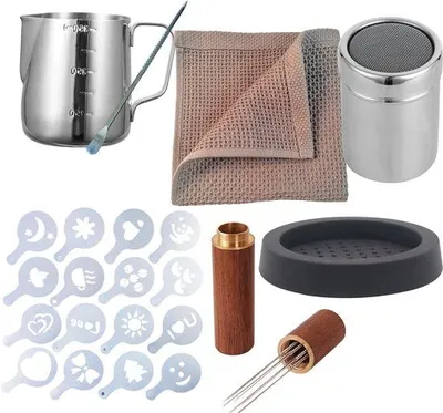 Obrázek produktu pro Sada příslušenství pro baristy, obsahující kávové doplňky, konvičku na mléko (350 ml), mlýnek na pepř, utěrku pro baristy, fixu na latte art a 16 ozdobných razítek s čokoládovou kuličkou