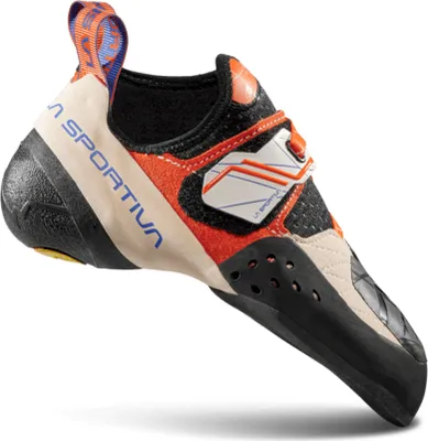 Klett-Kletterschuh "Solution Woman" von La Sportiva; schwarz mit orangefarbenen und blauen Akzenten; seitliche Ansicht.