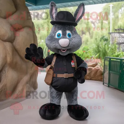 Produktbild von Schwarzer REDBROKOLY Hase Maskottchen Kostüm charakter bekleidet mit Shorts und Hüten