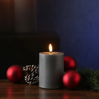 Produktbild von LED Stumpenkerze MIA - Echtwachs - realistische 3D Flamme - H: 10cm - D: 7,5cm - grau
