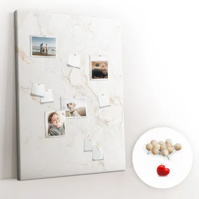 Immagine prodotto di Pannello forato in sughero – Bacheca con puntine per foto e appunti – 100x140 cm – Spille di legno, 100 pezzi – Elegante finitura in marmo