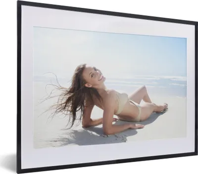 Produktbild von MuchoWow® MuchoWow® Gerahmtes Poster Frau mit Bikini am Strand 40x30 cm - Poster mit zchwarzem Bilderrahmen - Bilderrahmen - Poster im Rahmen