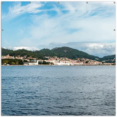 Produktbild von Wallario XXL Outdoor-Poster für Garten oder Balkon, Motiv Stadt zwischen Bergen und Meer, in ca. 200 x 200 cm
