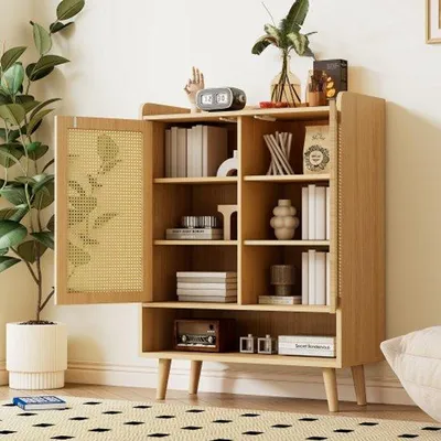 Image de Étagère à chaussures en rotin naturel, meuble à chaussures à 2 portes et 5 étagères, pour le couloir. Avec poignées en bois et socle en bois massif. Dimensions : L80 x H105 x P35 cm