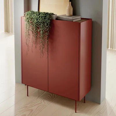 Obrázek produktu pro Komoda Lumo 97 cm dvoudveřová v keramické červené barvě s kovovými nožkami - moderní doplněk do obývacího pokoje a ložnice