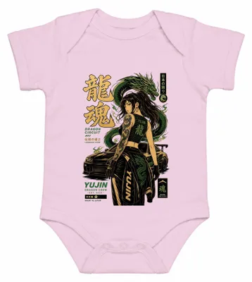 Obrázok produktu pre Dragon Soul Yujin, animovaná dievča, JDM, japonské športové autá, štýl Y2K, motív pretekov, detský body, ružová farba, veľkosť 3/6 mesiacov