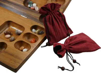 Produktbild von Kalaha Spiel für 2–4 Spieler – Edelsteinspiel aus Holz mit Stoffbeuteln