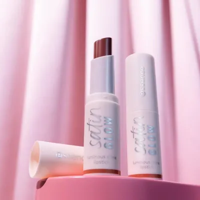 Obrázek produktu pro Essence Satin Glow, Nahá, Blushin It, 1 barva/barev, Zbarvení, Změkčující, Ženy, Lesklý
