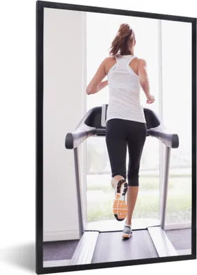 Produktbild von MuchoWow® Gerahmtes Poster Eine Frau trainiert auf einem Laufband 40x60 cm - Poster mit Schwarzem Bilderrahmen Wandposter Rahmen Foto Bilder - Papierdruck - Wandbilder