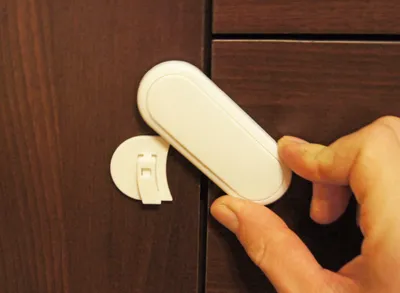 Produktbild von Remikon Kindersicherung Schrank Schublade weiß selbstklebend