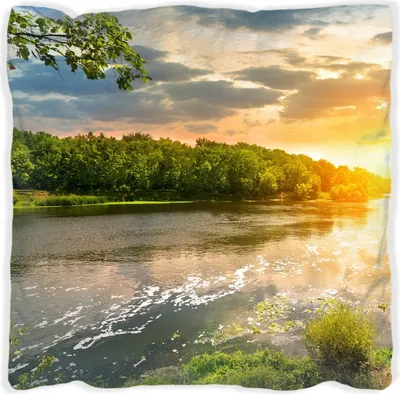 Produktbild von Wallario Premium Kissen, weiche Oberfläche, mit Motiv Sonnenuntergang am Fluss in grüner Umgebung, Größe: 40 x 40 cm, mit weißer Rückseite
