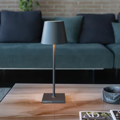 Produktbild von Poldina L Desk Dunkelgraue LED-Tischleuchte, wiederaufladbar und dimmbar mit einer Akkulaufzeit von bis zu 12 Stunden
