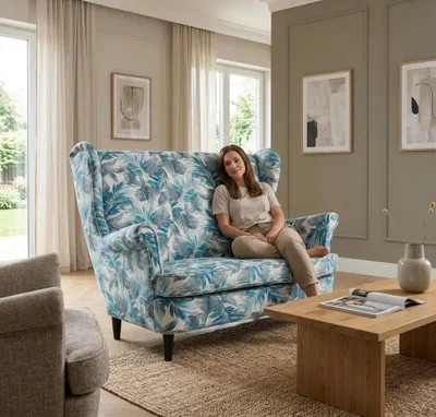 Produktbild von 2-Sitzer Ohrensofa ARI Flowers – Monstera-Muster, Webstoff in Blau, Family Meble, KI-generiertes Bild