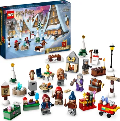 Produktbild von LEGO 76418 Harry Potter Adventskalender 2023, Weihnachtskalender mit 24 Geschenken inkl. 18 Hogsmeade Mini-Modelle und 6 Minifiguren wie Hermine Granger und Draco Malfoy, Spielzeug zu Weihnachten