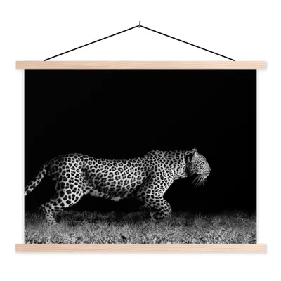 Produktbild von MuchoWow® Textilposter Wildtiere - Leopard - Gras - Schwarz - Weiß 40x30 cm mit holzfarbenen Rahmen - Bilder