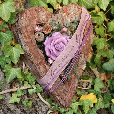 Produktbild von Dekoherz aus Pinienrinde für Tischdekoration und Grabschmuck