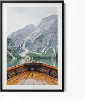 Produktbild von Blick von einem Boot auf einem Bergsee– Wandbild mit Rahmen – Gerahmtes Bild  – Wanddekoration – 70x100 cm –  Schwarz Rahmen