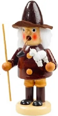 Ein Räuchermännchens mit einem Spielzeug-Lamm, einen braunen Hut und Mantel, und hält einen Stock.