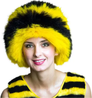 Frau mit Schwarz Gelb gestreifter Bienen-Perücke vor weißem Hintergrund