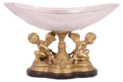 Produktbild von Eine aus Glas gefertigte Schale, die auf einer Bronzefassung montiert ist