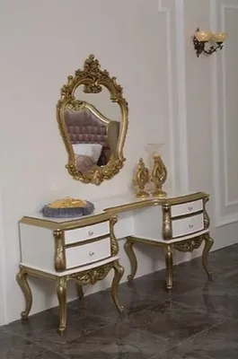 Produktbild von Casa Padrino Luxus Barock Schlafzimmer Kommode mit elegantem Wandspiegel Weiß / Gold - Massivholz Schrank mit Spiegel - Schlafzimmer Möbel im Barockstil - Edel & Prunkvoll