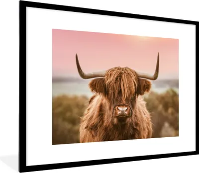 Produktbild von MuchoWow® Gerahmtes Poster Schottischer Highlander - Kuh - Horizont 80x60 cm - Poster mit Schwarzem Bilderrahmen Wandposter Rahmen Foto Bilder - Schlafzimmer-Dekorationen - Fotoposter