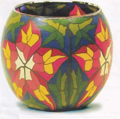 Ein Windlicht aus Fimo-Glas, das mit einem lebhaften, stilisierten Blumendesign verziert ist.