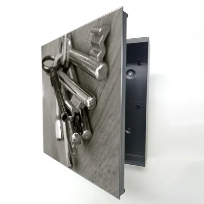Produktbild von Schlüsselkasten Schwarz Metall, Altes Schlüssel Motiv hinter Glas, Moderne Schlüsselbox rechtsöffnend, 32x28x6,5 cm, 20 Haken für Ordnung im Flur.