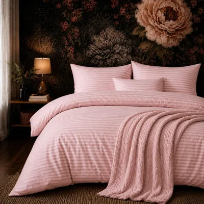 Produktbild von Bettwäsche 200x200 Rosa Damast Streifen – Renforcé Baumwolle, Ganzjahresbettwäsche 3-teilig mit 2 Kissenbezügen 80x80
