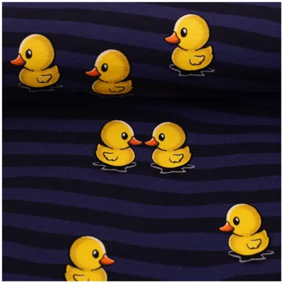Detailaufnahme des „What the Duck“ Baumwolljerseys mit Fokus auf die hochwertig gedruckten gelben Enten-Motive.