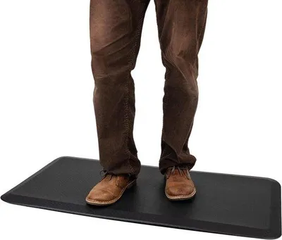 Produktbild von Langstehensschutz-Mat aus Gummi - Dauergangmat für Bequemlichkeit - Antislip-Klebeuntergrund - 895 cm x 495 cm - Schwarze Oberfläche