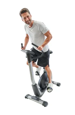Mann trainiert auf dem Horizon Paros E Heimtrainer.