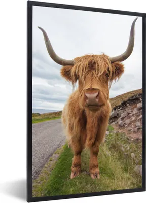 Produktbild von MuchoWow® Gerahmtes Poster Schottischer Hochländer - Kuh - Landschaft 60x90 cm - Poster mit Schwarzem Bilderrahmen Wandposter Rahmen Foto Bilder - Kunst