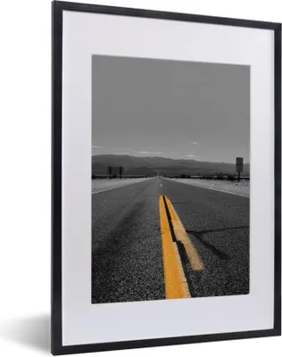 Produktbild von MuchoWow® MuchoWow® Gerahmtes Poster Schwarz-Weiß-Foto einer Straße mit gelben Linienmarkierungen 30x40 cm - Poster mit zchwarzem Bilderrahmen - Wandposter Schlafzimmer